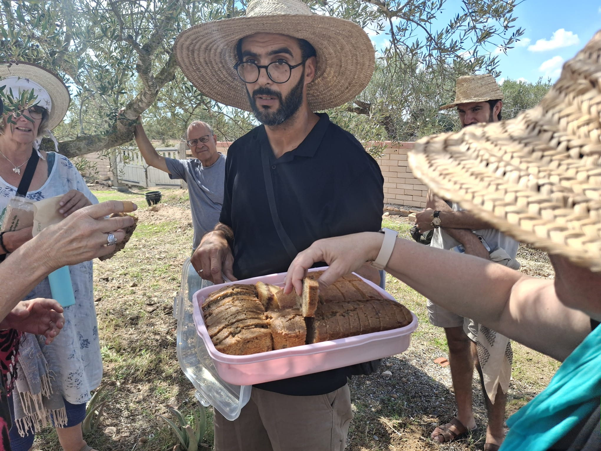 Elyes deelt lekkers uit