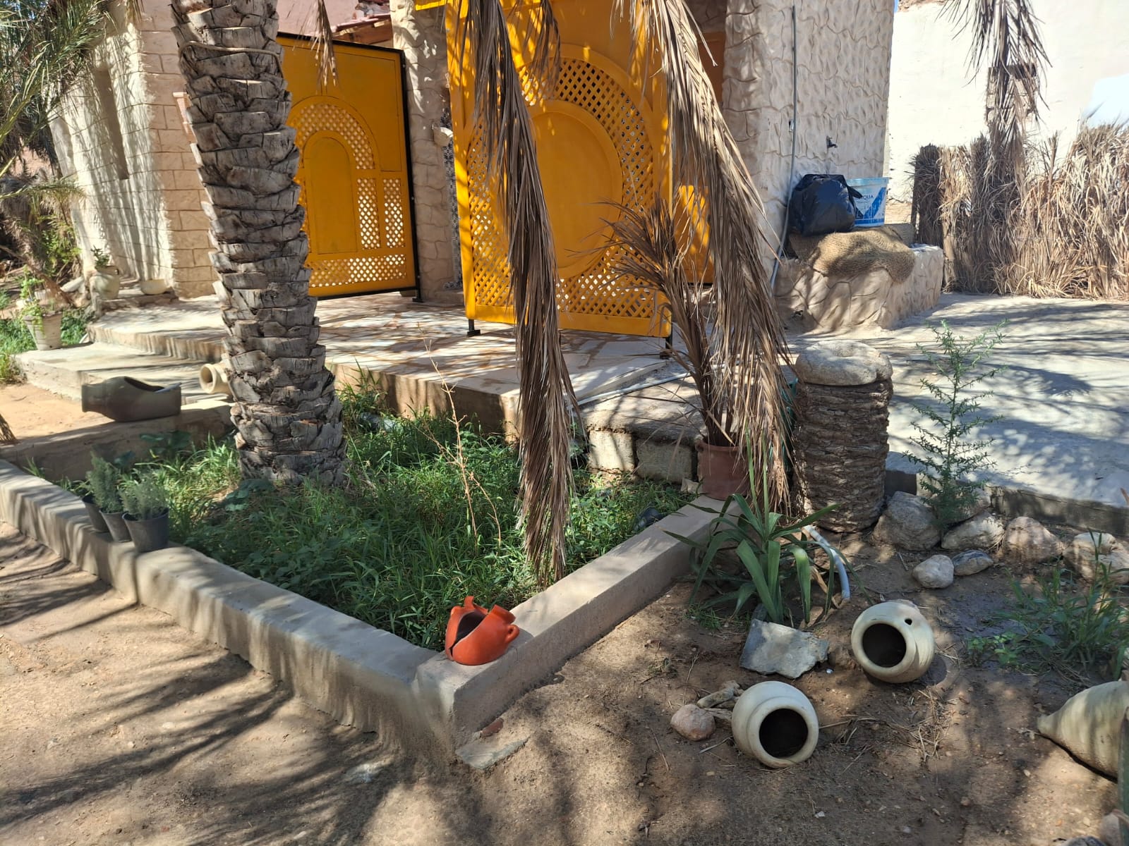 Tuin met gele schuttingen