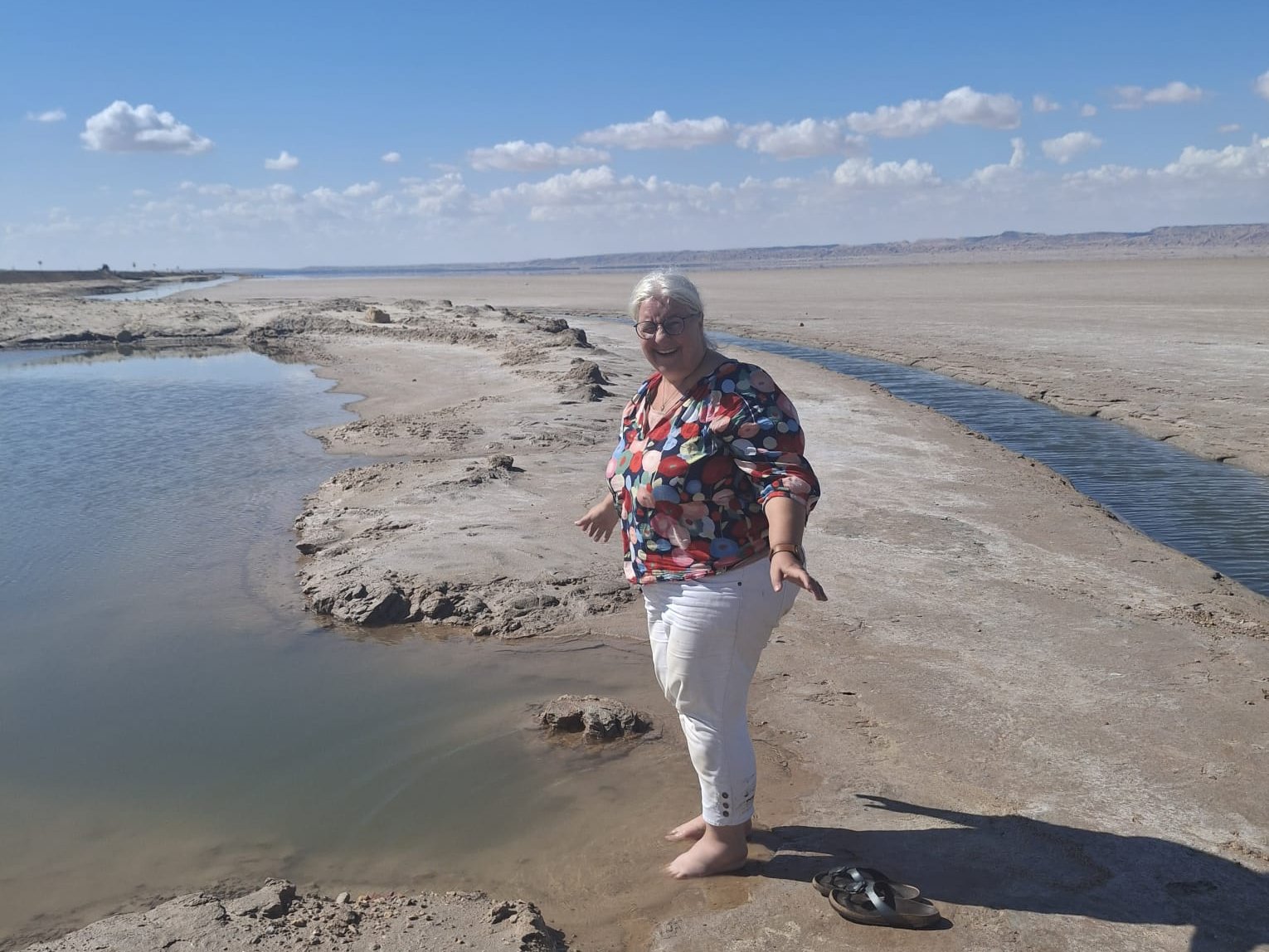 Sandra bij het water