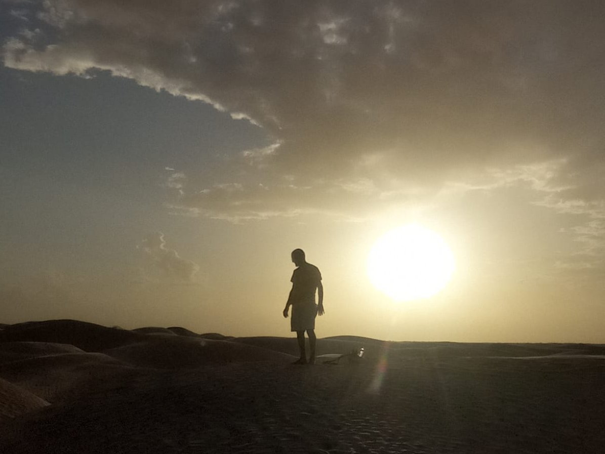 Silhouet man in de woestijn