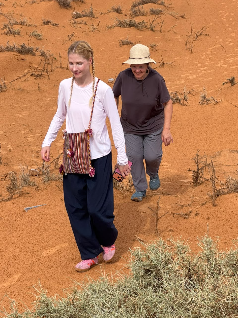 Lopend door het rode zand