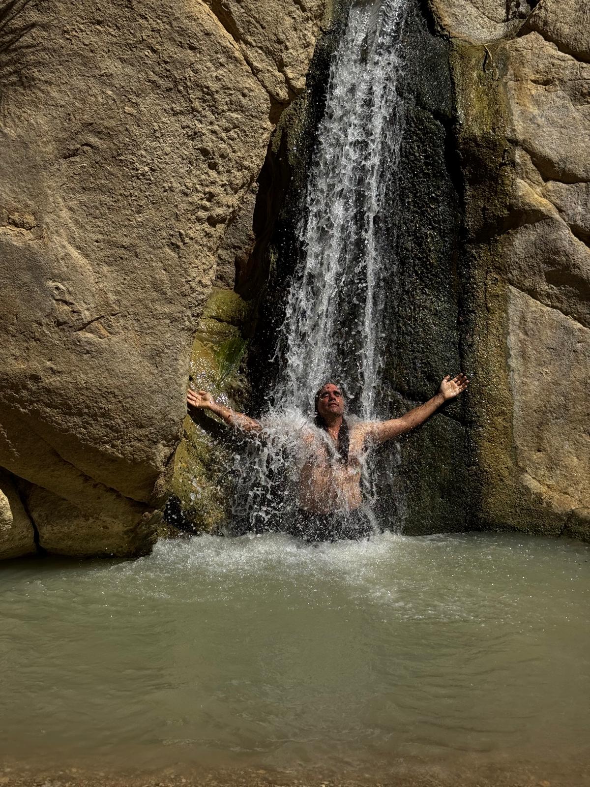 Joe onder de waterval