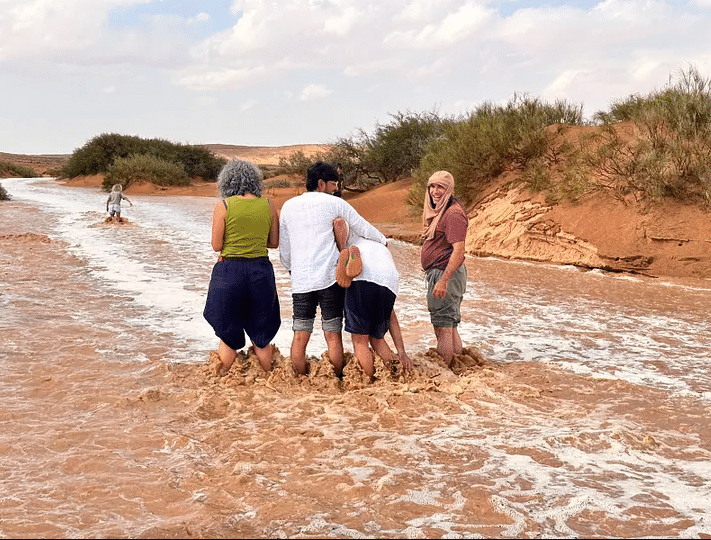 Dansen in de woestijn rivier
